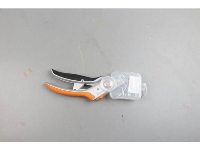 Изображение 1 Секатор плоскостной металлический FISKARS Plus PowerLever P751 уцененный (0052068841)