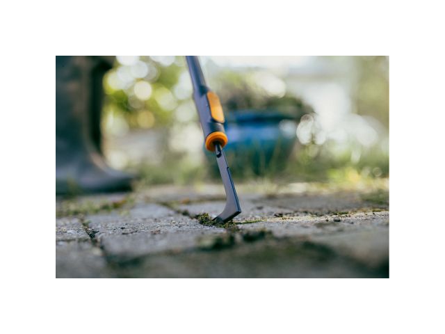 Изображение 3 Тяпка для уборки травы с дорожек OneClick FISKARS