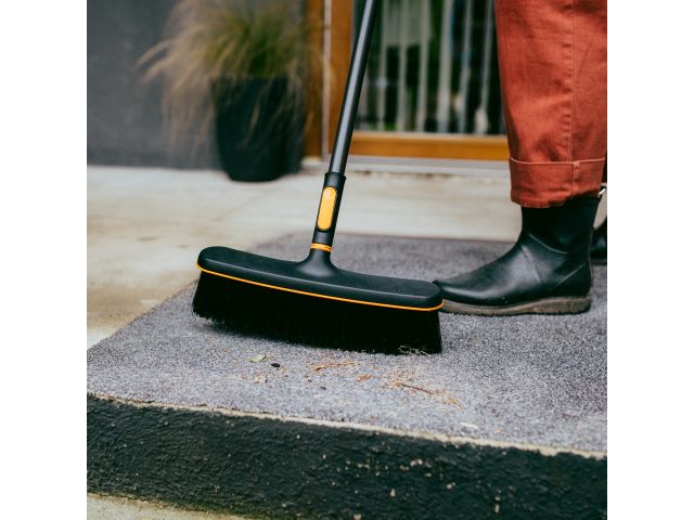 Изображение 5 Щетка для террас OneClick FISKARS