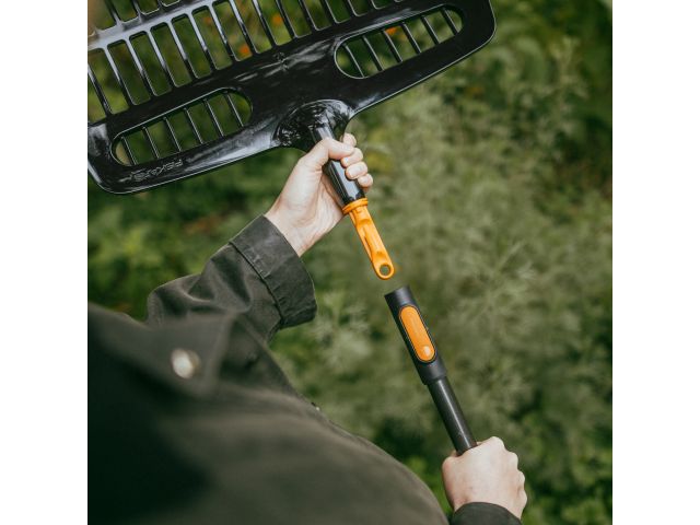 Изображение 6 Грабли-лопата для листьев OneClick FISKARS